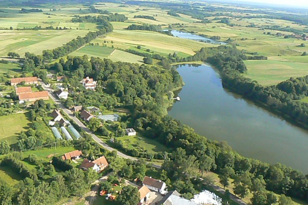 Dwor Nad Jeziorem W Bieniaszach Milakowo Exterior foto